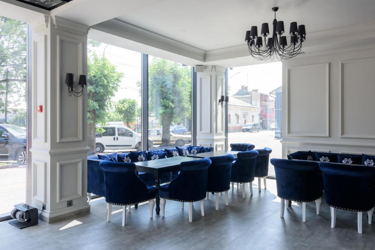 Grand Royal Hotel Tsjernivsi Buitenkant foto