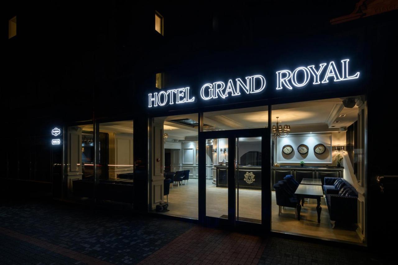Grand Royal Hotel Tsjernivsi Buitenkant foto