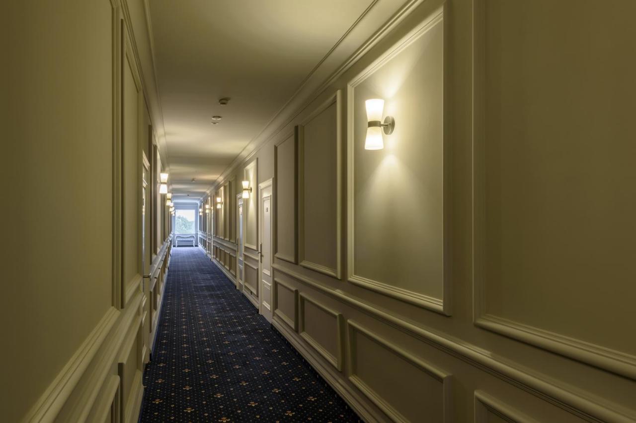 Grand Royal Hotel Tsjernivsi Buitenkant foto