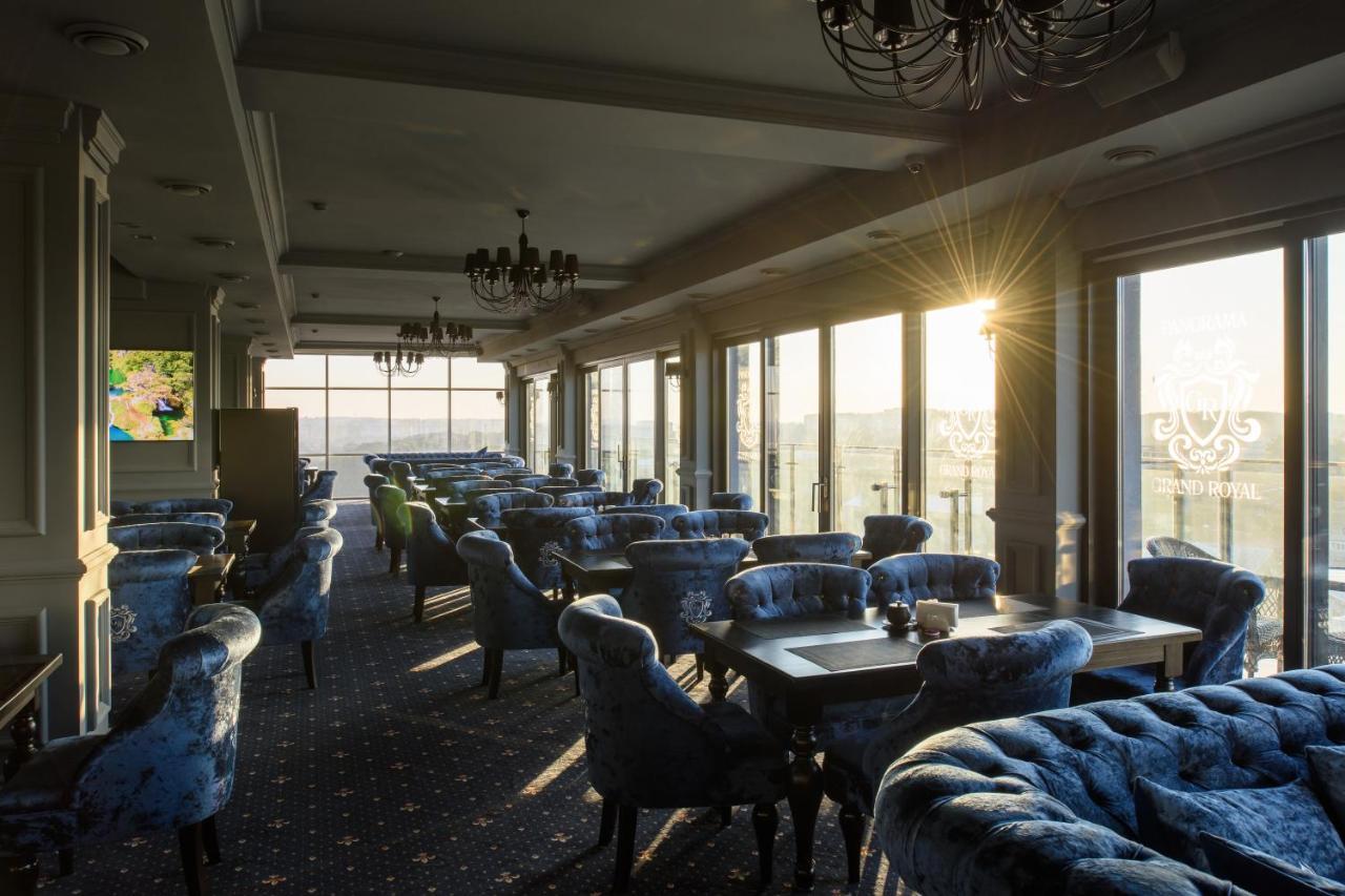 Grand Royal Hotel Tsjernivsi Buitenkant foto