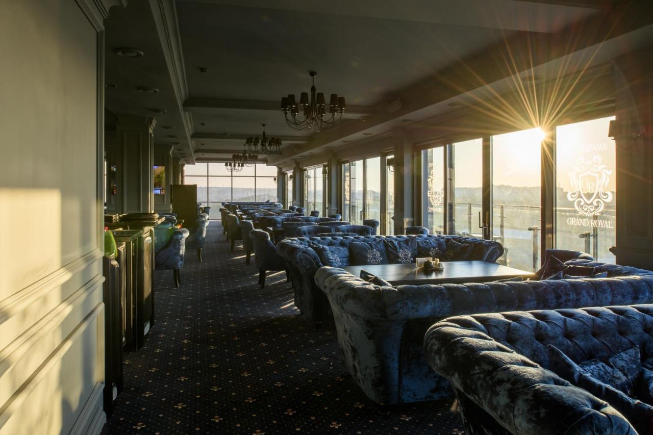 Grand Royal Hotel Tsjernivsi Buitenkant foto