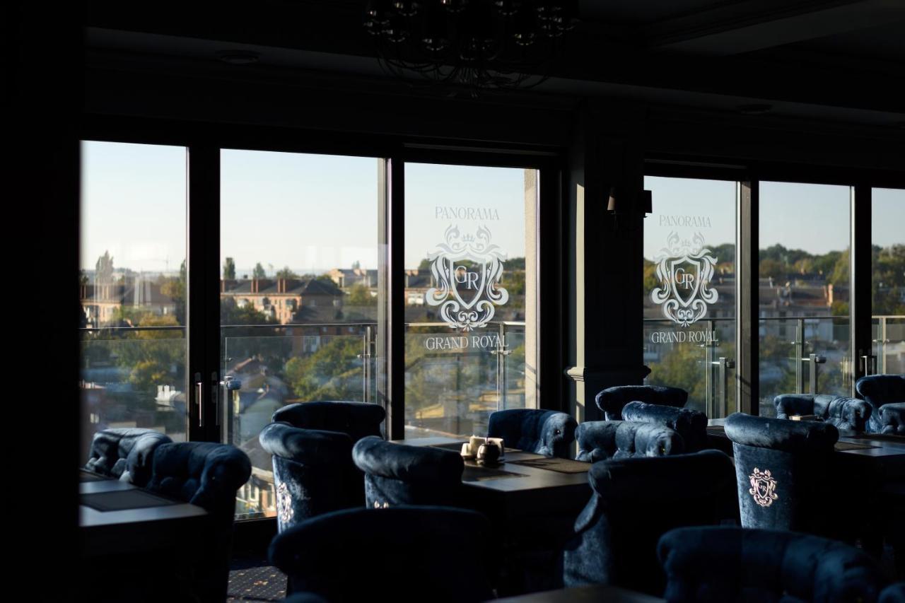Grand Royal Hotel Tsjernivsi Buitenkant foto