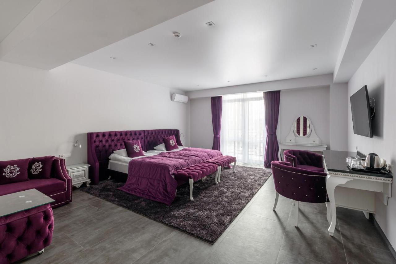 Grand Royal Hotel Tsjernivsi Buitenkant foto