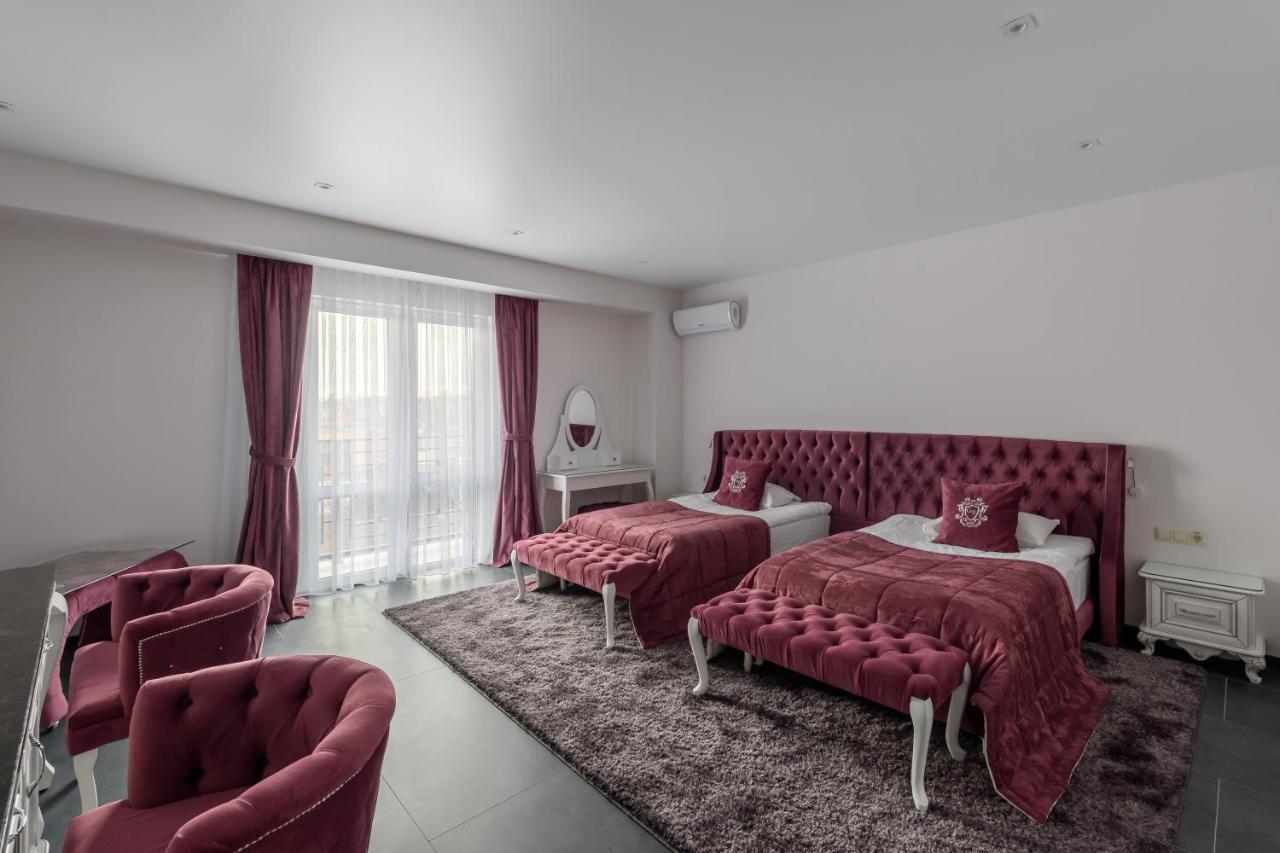 Grand Royal Hotel Tsjernivsi Buitenkant foto