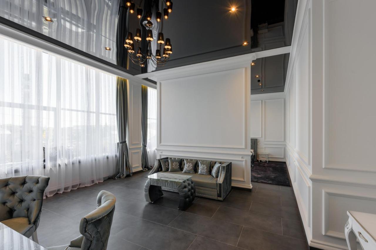 Grand Royal Hotel Tsjernivsi Buitenkant foto